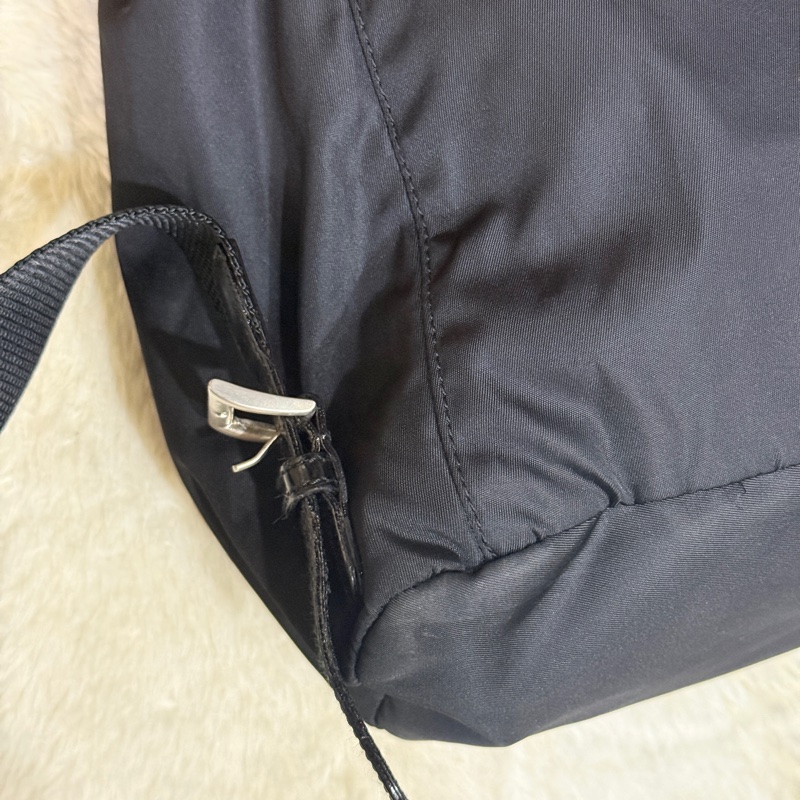 狀態不錯88新✨磁扣款🎖️櫃上六萬多🔥出名好用的Prada經典 耐磨 超好裝 降落傘布 後背包-91