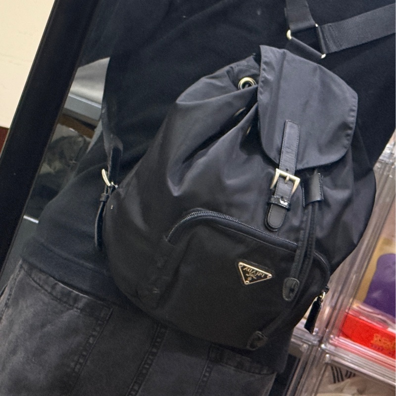 狀態不錯88新✨磁扣款🎖️櫃上六萬多🔥出名好用的Prada經典 耐磨 超好裝 降落傘布 後背包-9