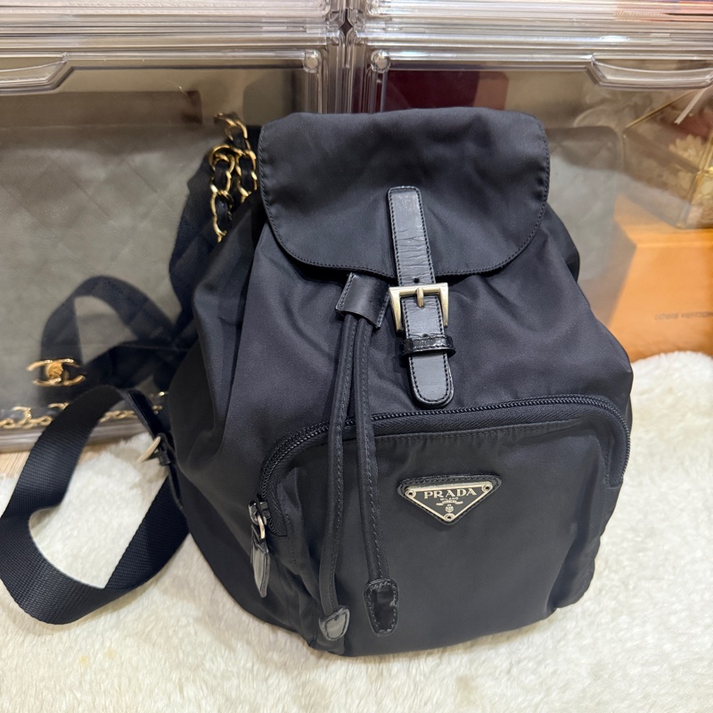 狀態不錯88新✨磁扣款🎖️櫃上六萬多🔥出名好用的Prada經典 耐磨 超好裝 降落傘布 後背包-14