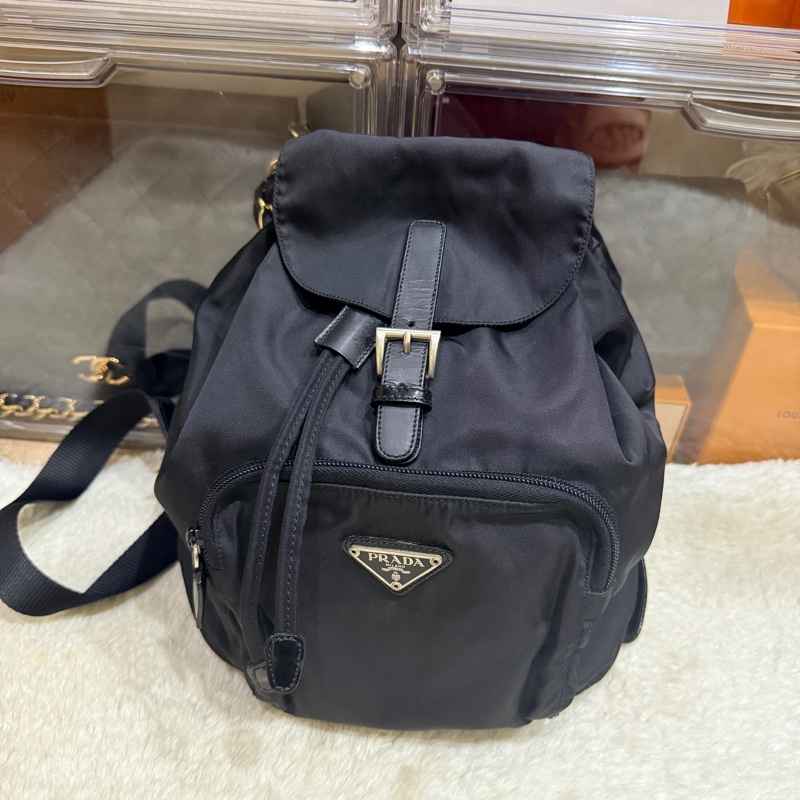 狀態不錯88新✨磁扣款🎖️櫃上六萬多🔥出名好用的Prada經典 耐磨 超好裝 降落傘布 後背包-16