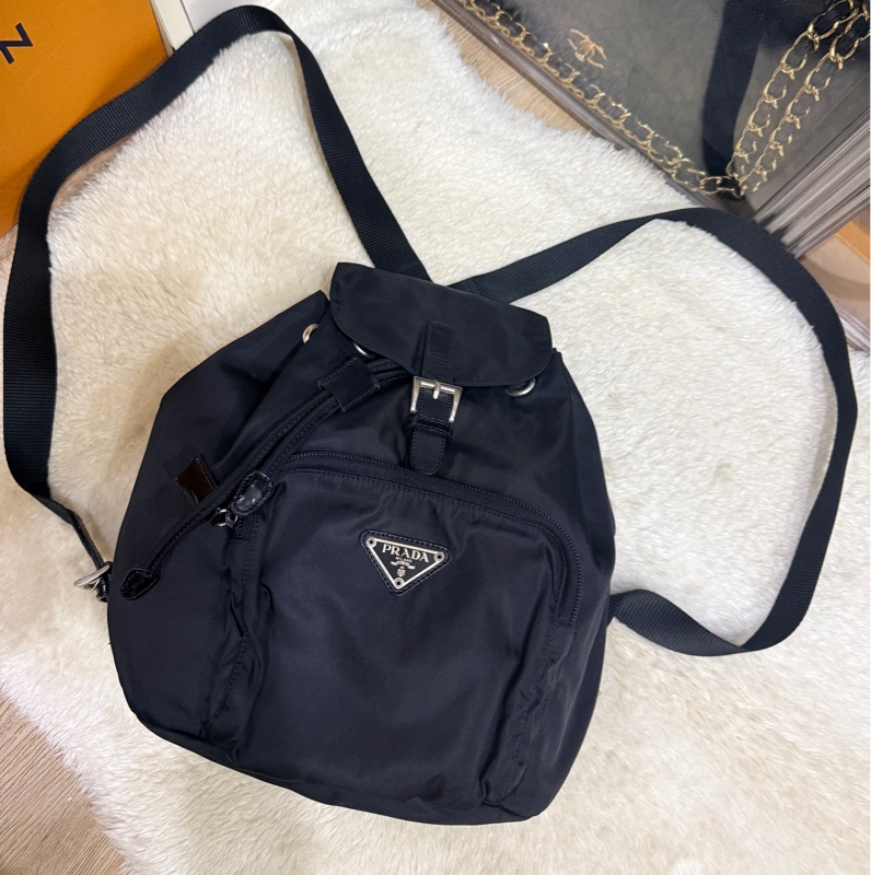 狀態不錯88新✨磁扣款🎖️櫃上六萬多🔥出名好用的Prada經典 耐磨 超好裝 降落傘布 後背包-17