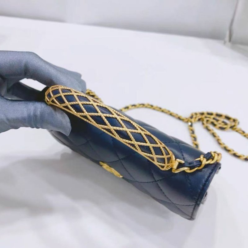 Chanel 23A浮雕手柄菱格藍色woc鏈條包 芯片款 17*10*4cm 全新 配件塵袋-6