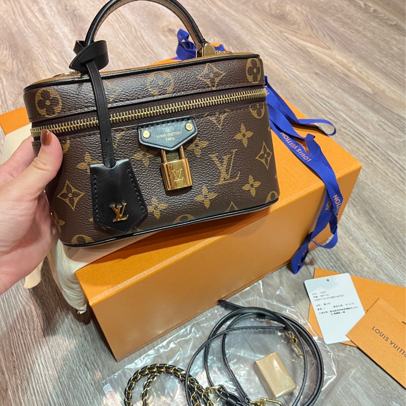 LV Vanity Chain Pouch 扁盒子-1