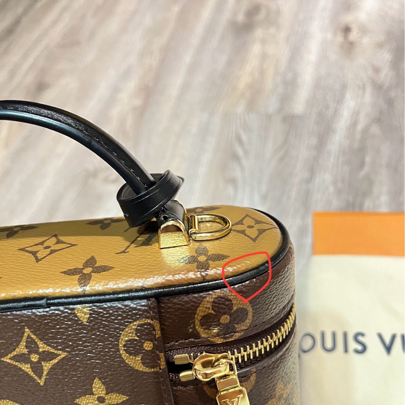 LV Vanity Chain Pouch 扁盒子-21