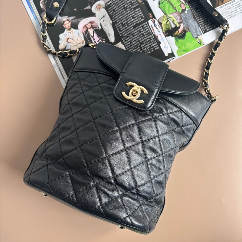 ::CHANEL:: 黑色 薯條包 菱格紋羊皮淡金色雙C掀蓋直式水桶包-0
