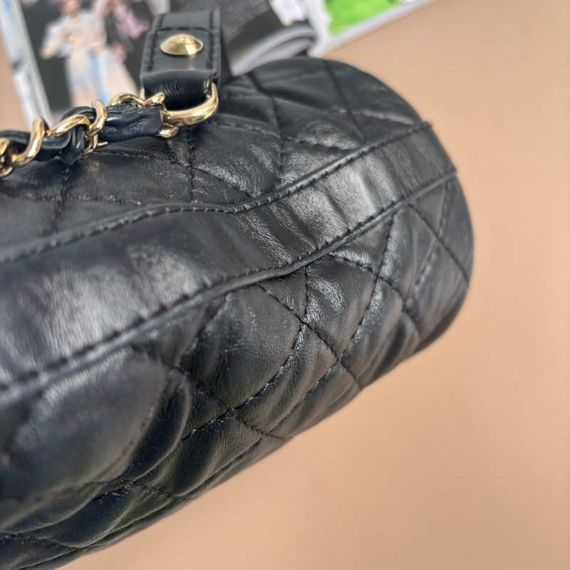 ::CHANEL:: 黑色 薯條包 菱格紋羊皮淡金色雙C掀蓋直式水桶包-4