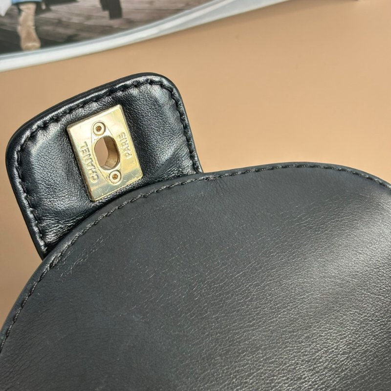 ::CHANEL:: 黑色 薯條包 菱格紋羊皮淡金色雙C掀蓋直式水桶包-9