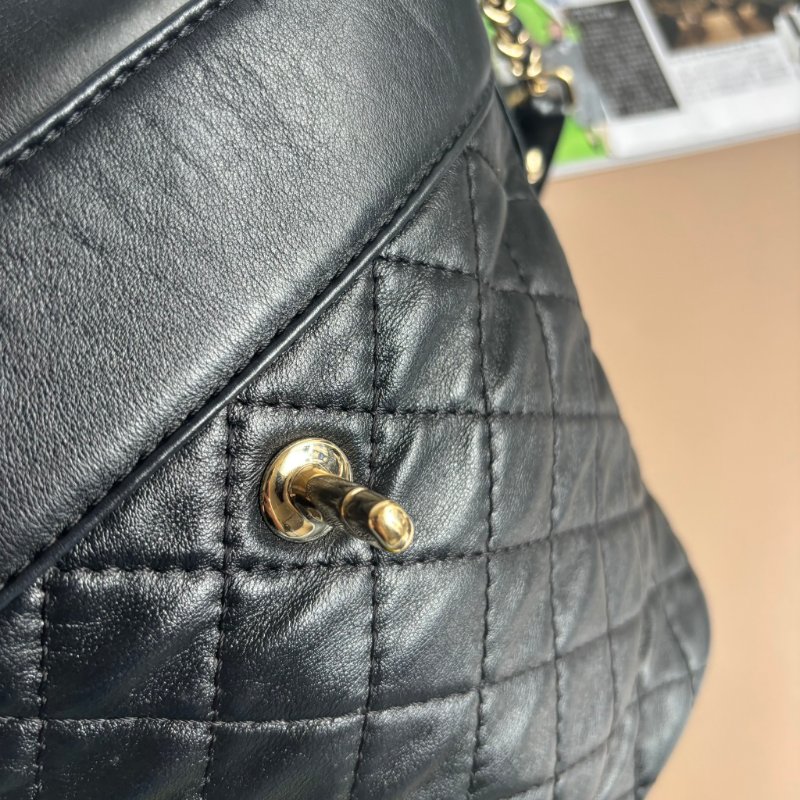 ::CHANEL:: 黑色 薯條包 菱格紋羊皮淡金色雙C掀蓋直式水桶包-14