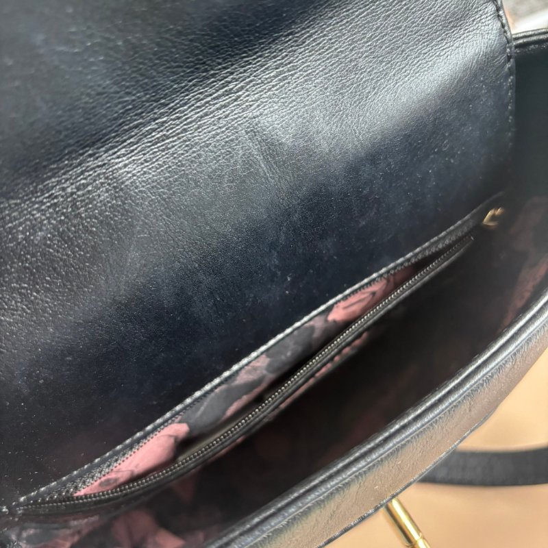 ::CHANEL:: 黑色 薯條包 菱格紋羊皮淡金色雙C掀蓋直式水桶包-15