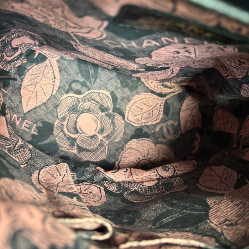 ::CHANEL:: 黑色 薯條包 菱格紋羊皮淡金色雙C掀蓋直式水桶包-16