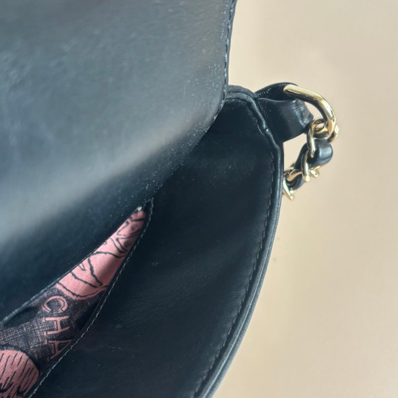 ::CHANEL:: 黑色 薯條包 菱格紋羊皮淡金色雙C掀蓋直式水桶包-21