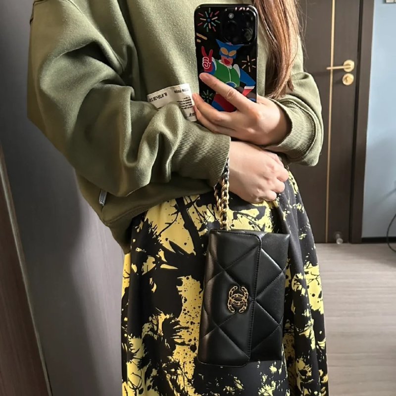 CHANEL 19 菱格紋小羊皮手拿包 - 黑金-1