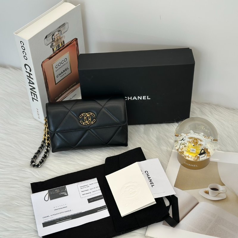 CHANEL 19 菱格紋小羊皮手拿包 - 黑金-9
