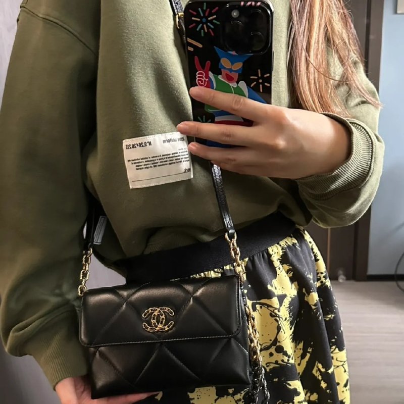 CHANEL 19 菱格紋小羊皮手拿包 - 黑金-10