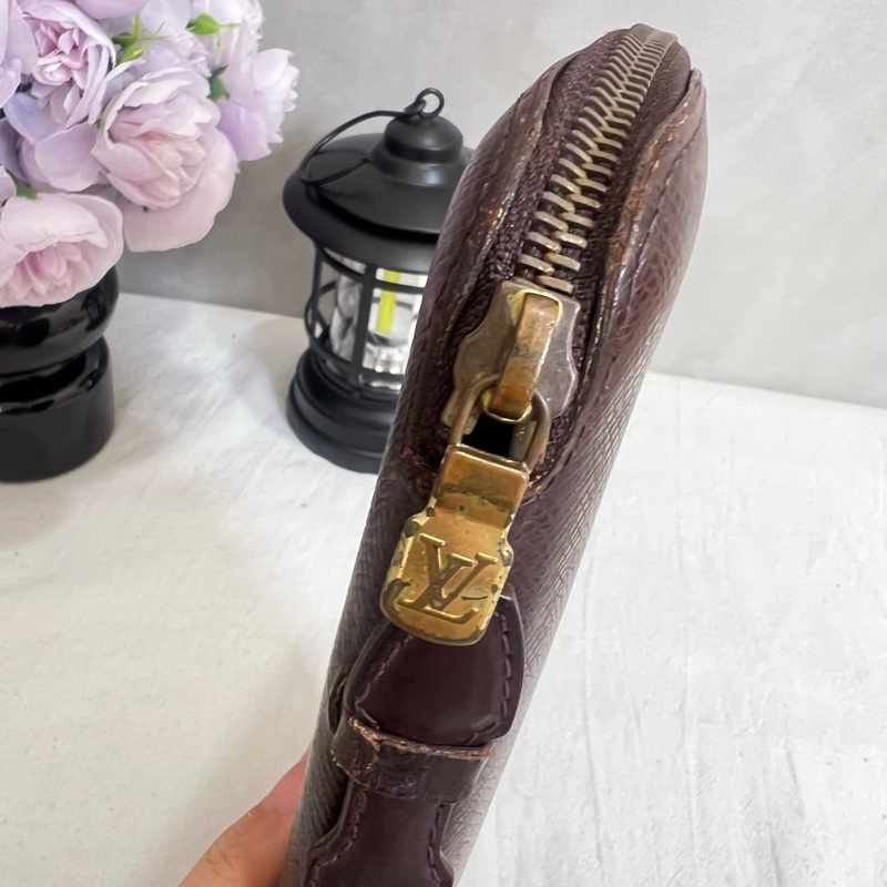 Louis Vuitton 皮革拉鍊手拿包-1