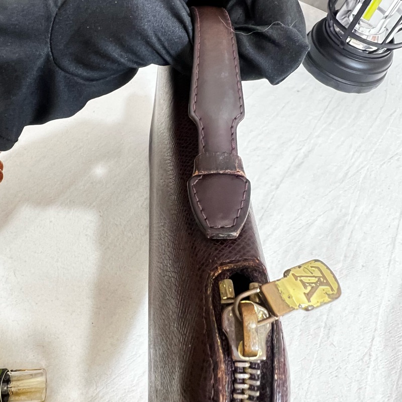Louis Vuitton 皮革拉鍊手拿包-11