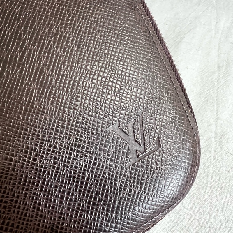 Louis Vuitton 皮革拉鍊手拿包-17