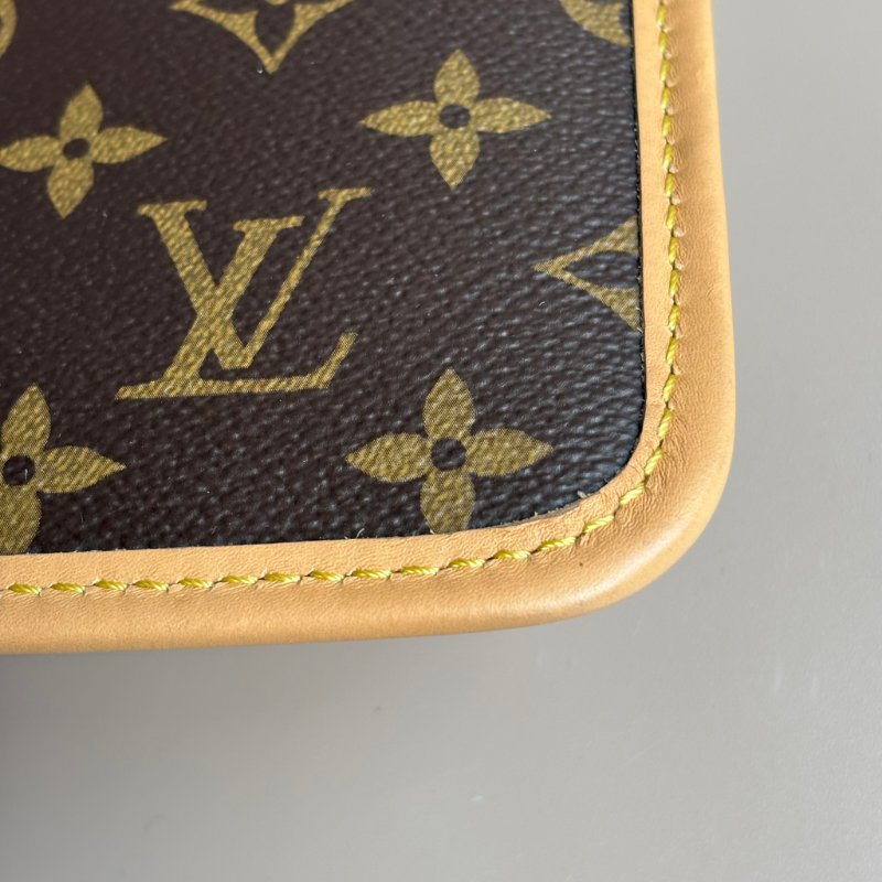 ::LOUIS VUITTON:: LV M46197 CarryAll MM Monogram 肩背包-7
