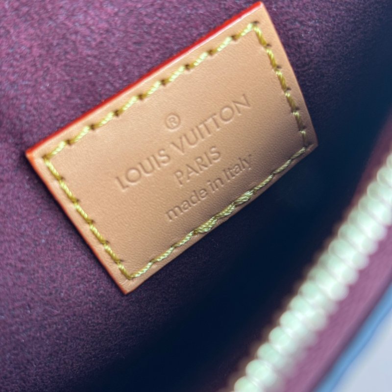 ::LOUIS VUITTON:: LV M46197 CarryAll MM Monogram 肩背包-10