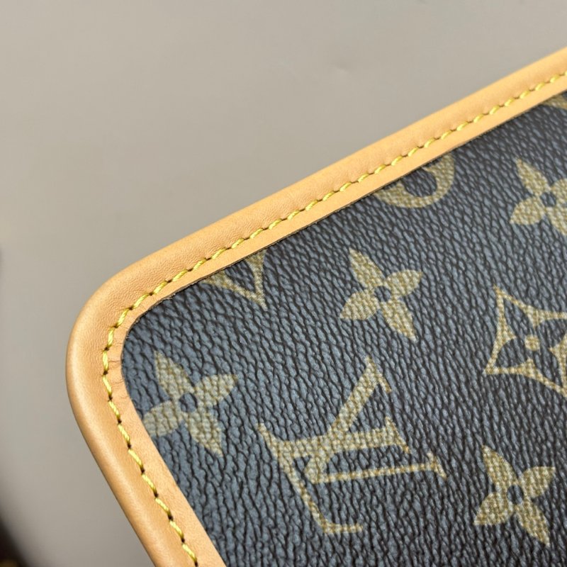 ::LOUIS VUITTON:: LV M46197 CarryAll MM Monogram 肩背包-17