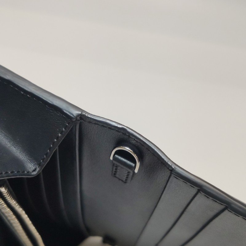Fendi 牛皮 鉚釘 裝飾 字母 logo 斜背包 單肩包-17