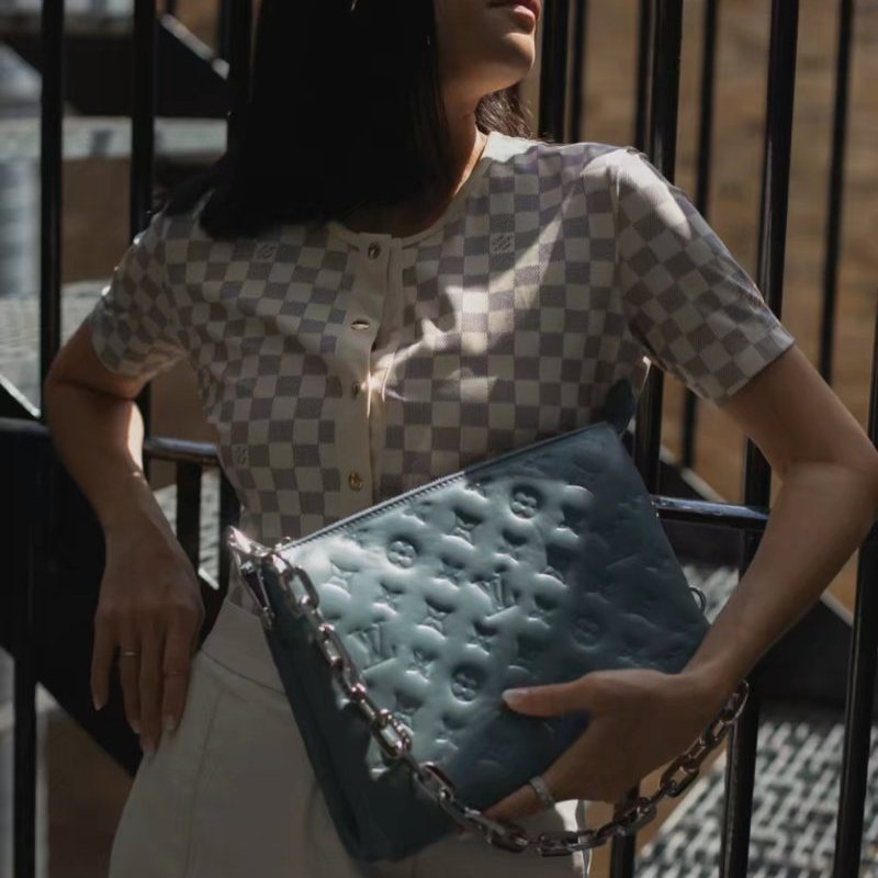 LV 藍銀Coussin牛皮壓花肩背斜背包 芯片款 26*20*12 全新閒置配件盒子塵袋-0