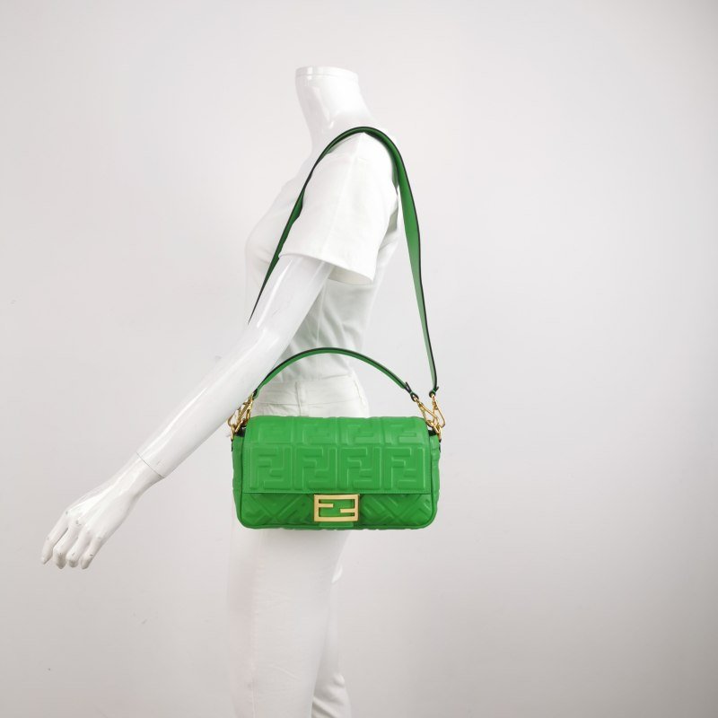 Fendi Baguette 法國棍包 中型 羊皮 純色 Zucca 浮雕 雙F扣環 單肩包-1