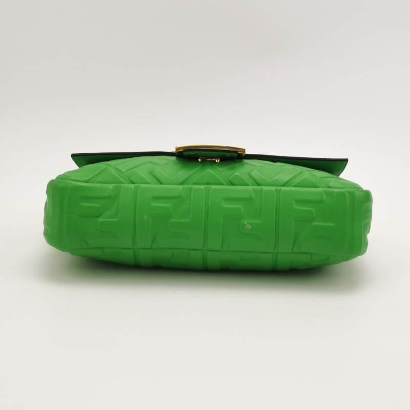Fendi Baguette 法國棍包 中型 羊皮 純色 Zucca 浮雕 雙F扣環 單肩包-5