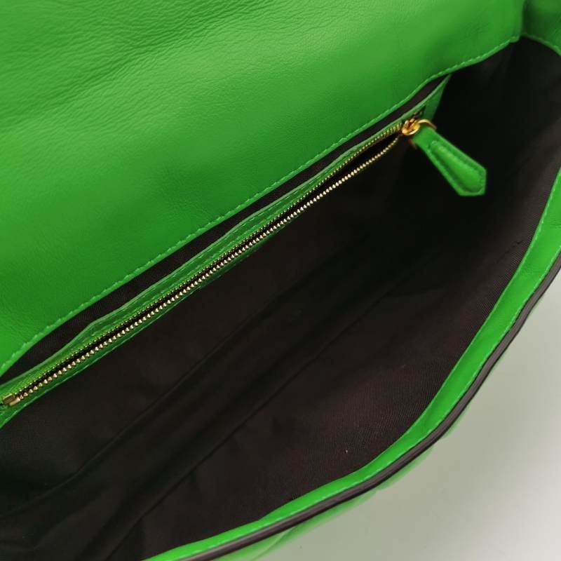 Fendi Baguette 法國棍包 中型 羊皮 純色 Zucca 浮雕 雙F扣環 單肩包-6