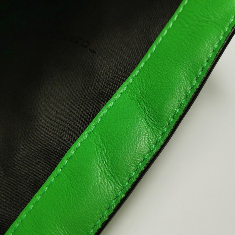 Fendi Baguette 法國棍包 中型 羊皮 純色 Zucca 浮雕 雙F扣環 單肩包-9