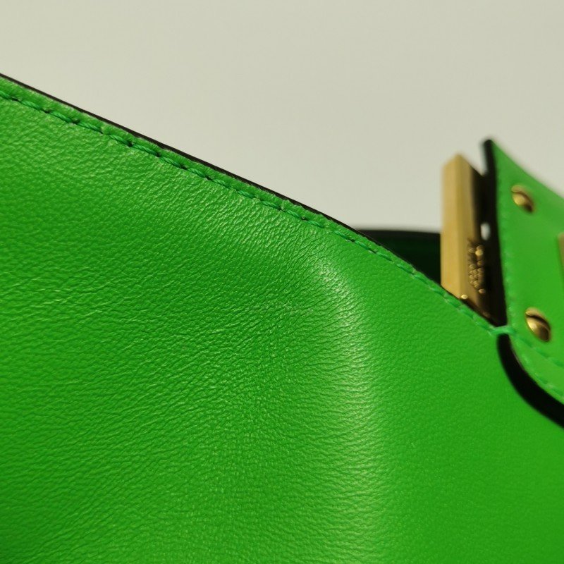 Fendi Baguette 法國棍包 中型 羊皮 純色 Zucca 浮雕 雙F扣環 單肩包-10