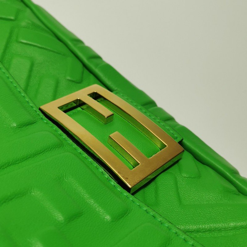 Fendi Baguette 法國棍包 中型 羊皮 純色 Zucca 浮雕 雙F扣環 單肩包-12