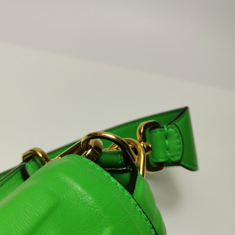 Fendi Baguette 法國棍包 中型 羊皮 純色 Zucca 浮雕 雙F扣環 單肩包-13