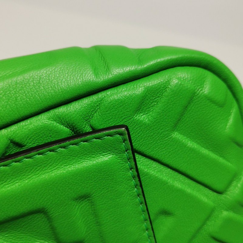 Fendi Baguette 法國棍包 中型 羊皮 純色 Zucca 浮雕 雙F扣環 單肩包-15