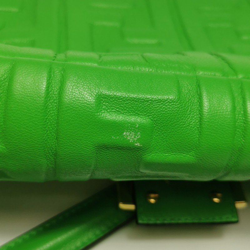 Fendi Baguette 法國棍包 中型 羊皮 純色 Zucca 浮雕 雙F扣環 單肩包-16