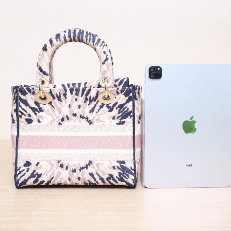DIOR(迪奧) Lady D-Lite 戴妃包 中號 24 粉色 帆布 金扣 2020 印花刺繡 拼色-2
