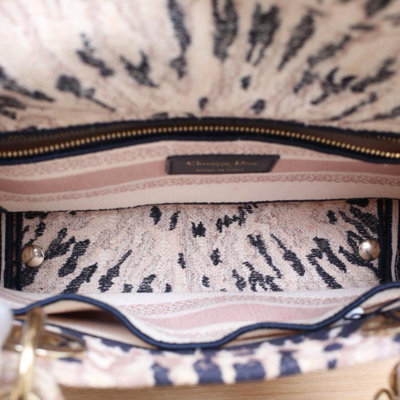 DIOR(迪奧) Lady D-Lite 戴妃包 中號 24 粉色 帆布 金扣 2020 印花刺繡 拼色-4