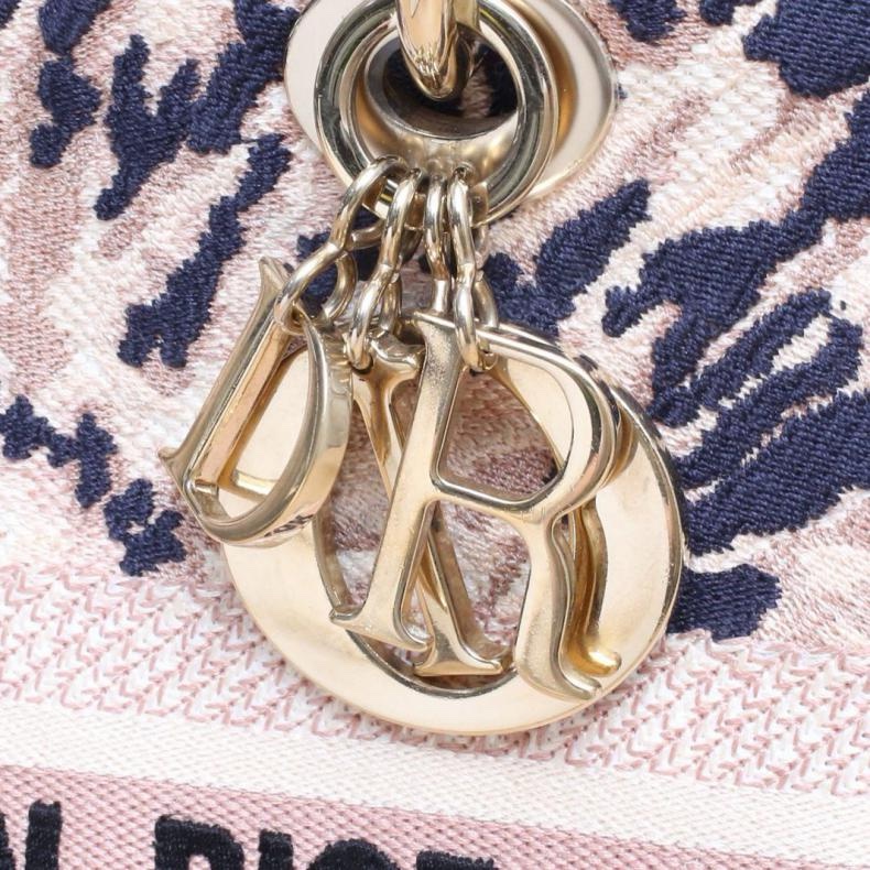 DIOR(迪奧) Lady D-Lite 戴妃包 中號 24 粉色 帆布 金扣 2020 印花刺繡 拼色-5