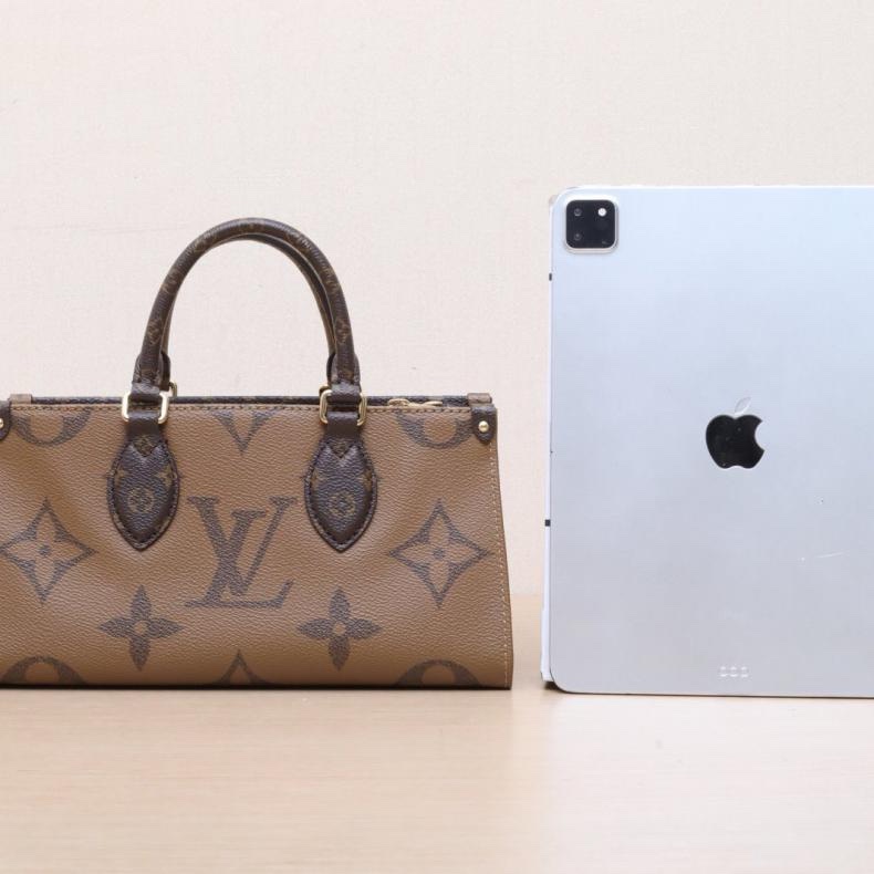 LOUIS VUITTON(路易威登) Onthego East West 橫版三合一 老花 PVC 晶片-2