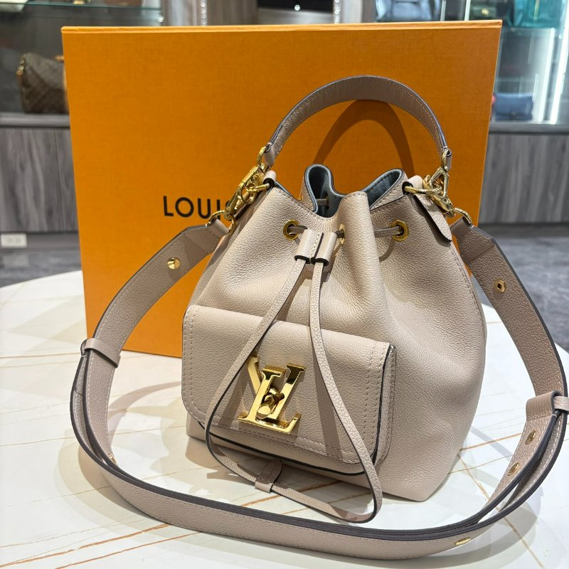 *SHIHNS名牌精品* LV Lockme 水桶包 香檳袋-0