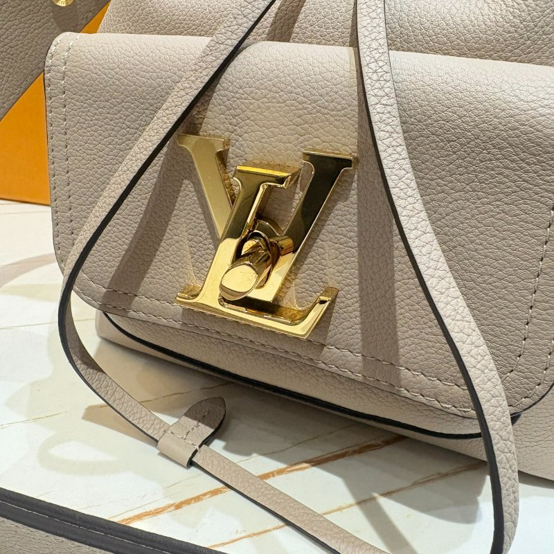 *SHIHNS名牌精品* LV Lockme 水桶包 香檳袋-1