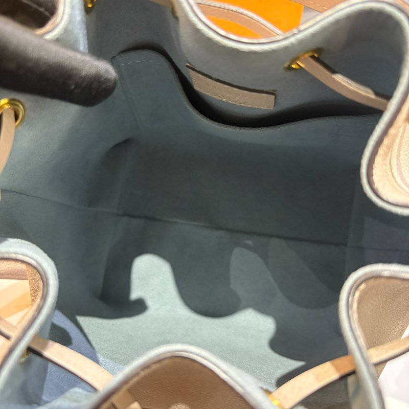 *SHIHNS名牌精品* LV Lockme 水桶包 香檳袋-2