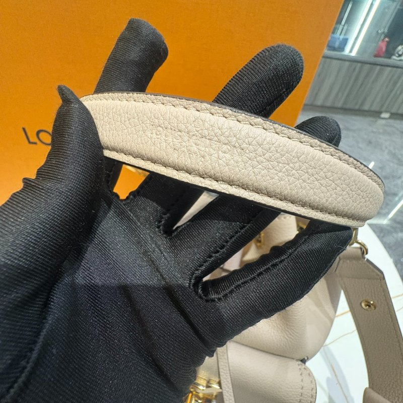 *SHIHNS名牌精品* LV Lockme 水桶包 香檳袋-4
