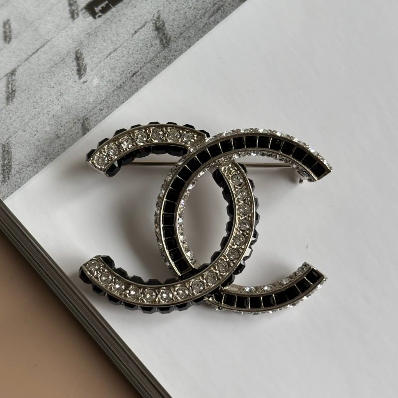 ::CHANEL:: 水鑽雙色雙C 胸針 別針 釦針-0