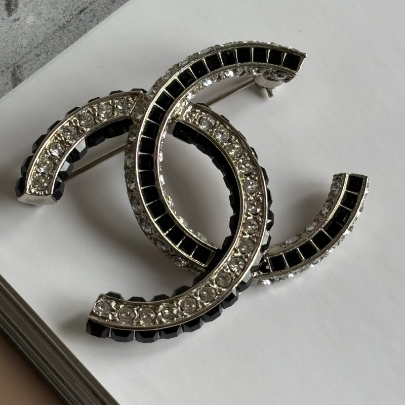 ::CHANEL:: 水鑽雙色雙C 胸針 別針 釦針-1