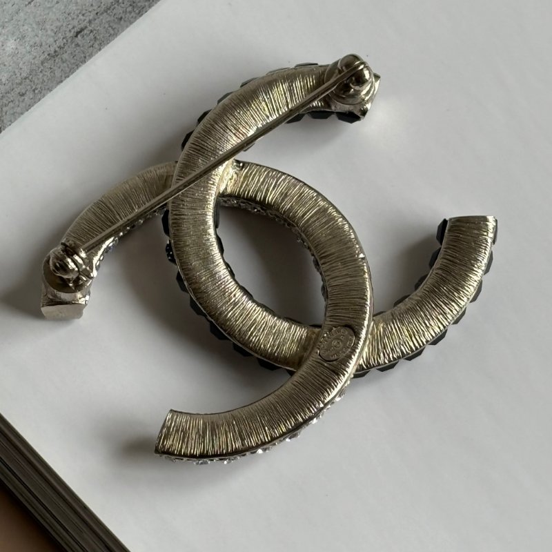 ::CHANEL:: 水鑽雙色雙C 胸針 別針 釦針-2