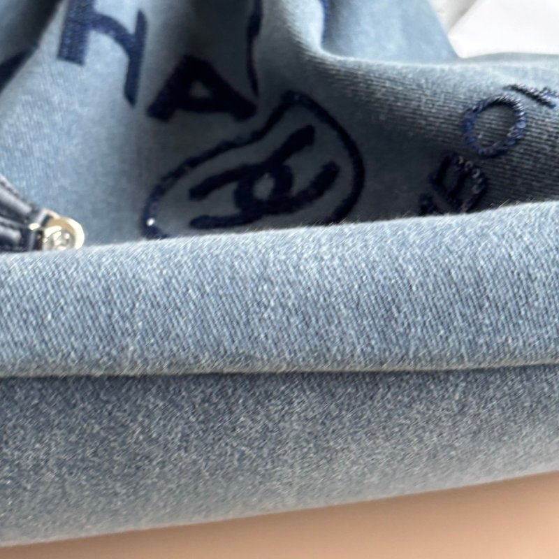 ::CHANEL:: 香奈兒Deauville 藍色丹寧布亮片字母裝飾抽繩後背包-7