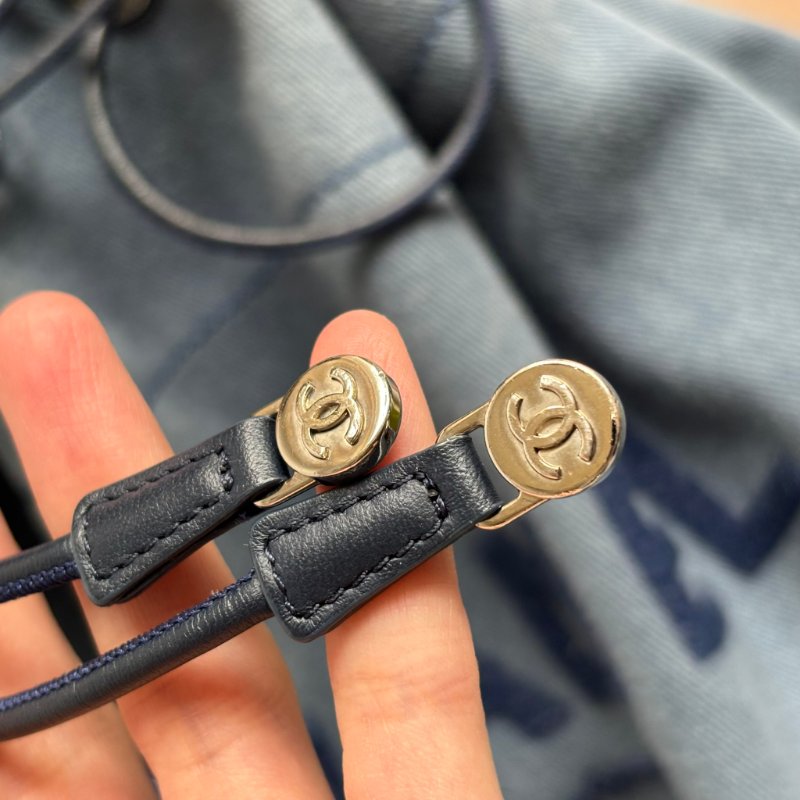 ::CHANEL:: 香奈兒Deauville 藍色丹寧布亮片字母裝飾抽繩後背包-23