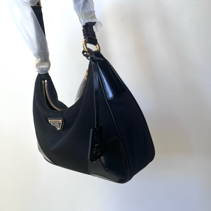 全新 prada Re-Edition 尼龍亮面皮革單肩包 黑色肩背包-1