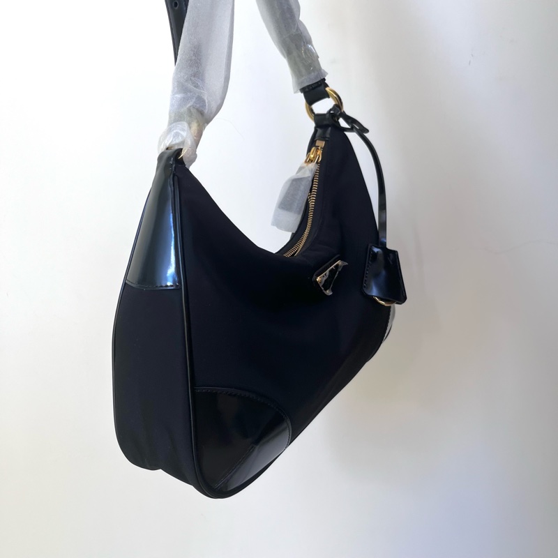 全新 prada Re-Edition 尼龍亮面皮革單肩包 黑色肩背包-2